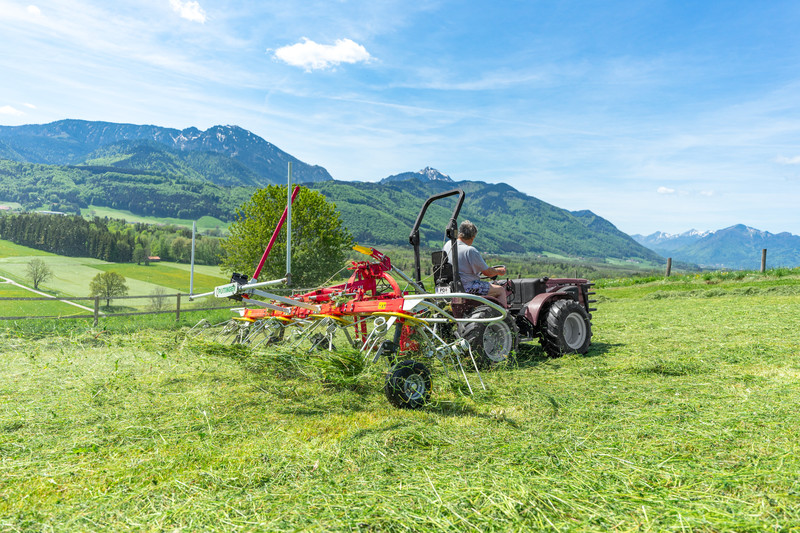 Four rotor tedder