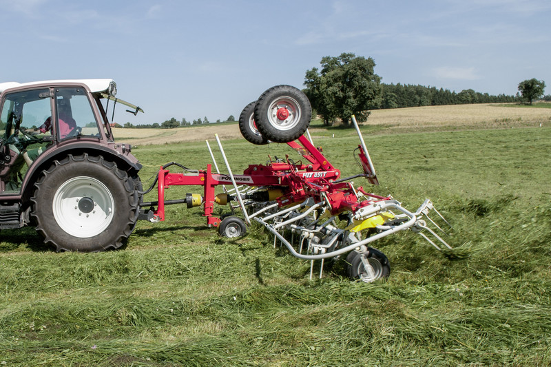 Eight rotor tedder