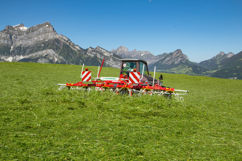 Six rotor tedder